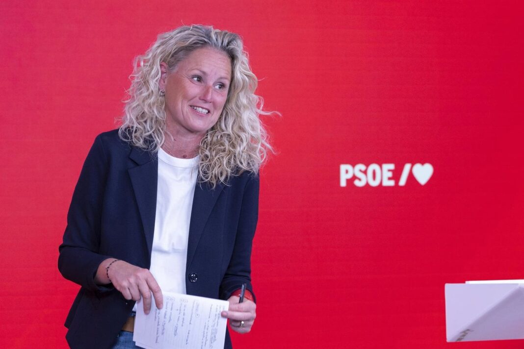 Montse Mínguez, portavoz de la Ejecutiva Federal del PSOE, en una declaración pública.