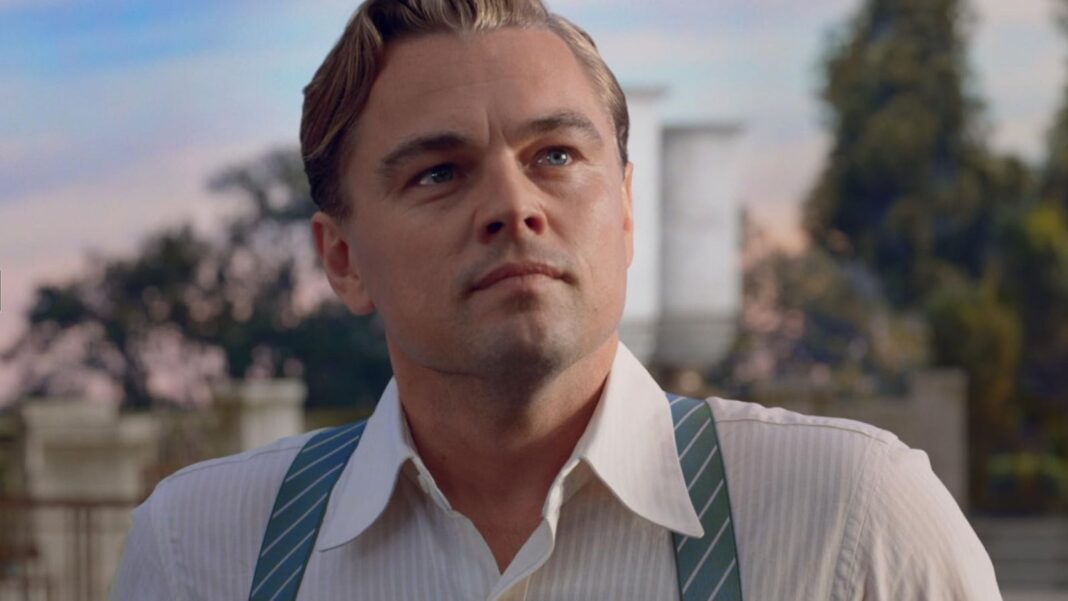Escena de la película El gran Gatsby con Leonardo DiCaprio como Jay Gatsby