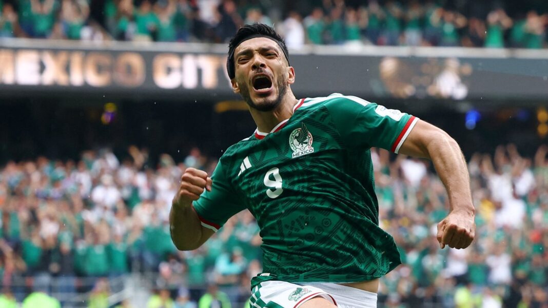 Raúl Jiménez con la camiseta de la selección mexicana durante un entrenamiento