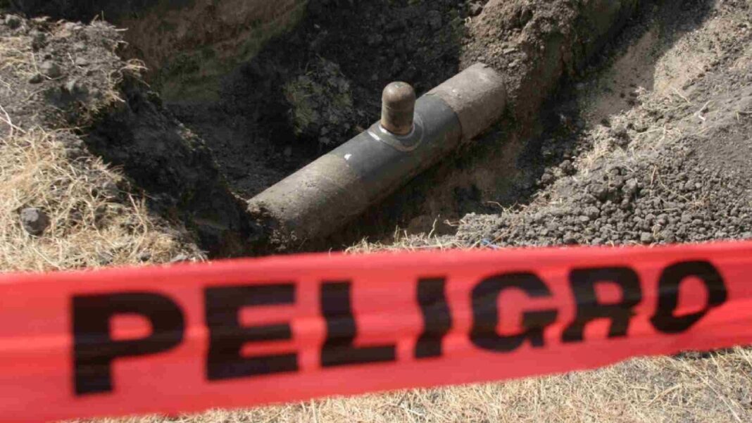 Toma clandestina en ducto de Pemex