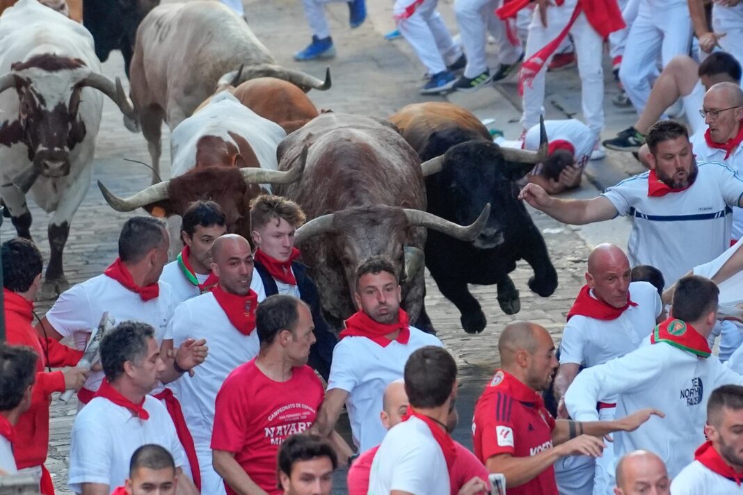 Festejos de Sanfermines en Pamplona con pañuelos rojos y ambiente festivo