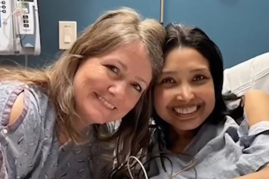Dos mujeres abrazándose en un consultorio médico tras anuncio de donación de riñón