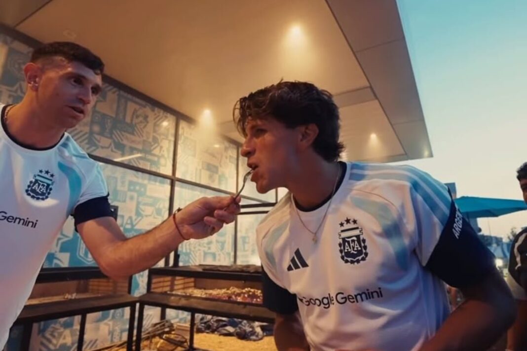 Jugadores de la selección argentina alrededor de una parrilla durante el asado cábala