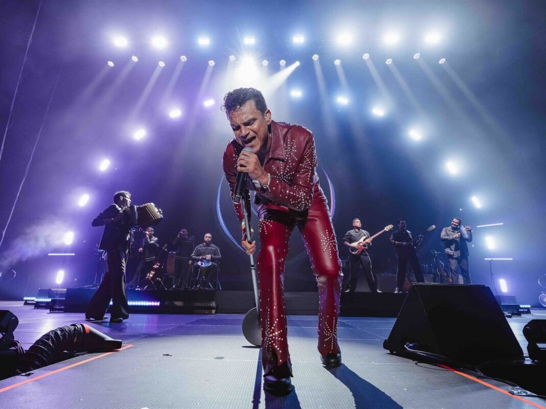 Silvestre Dangond en el escenario del Movistar Arena de Madrid