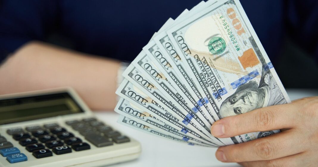 Letrero de California con información sobre salario mínimo