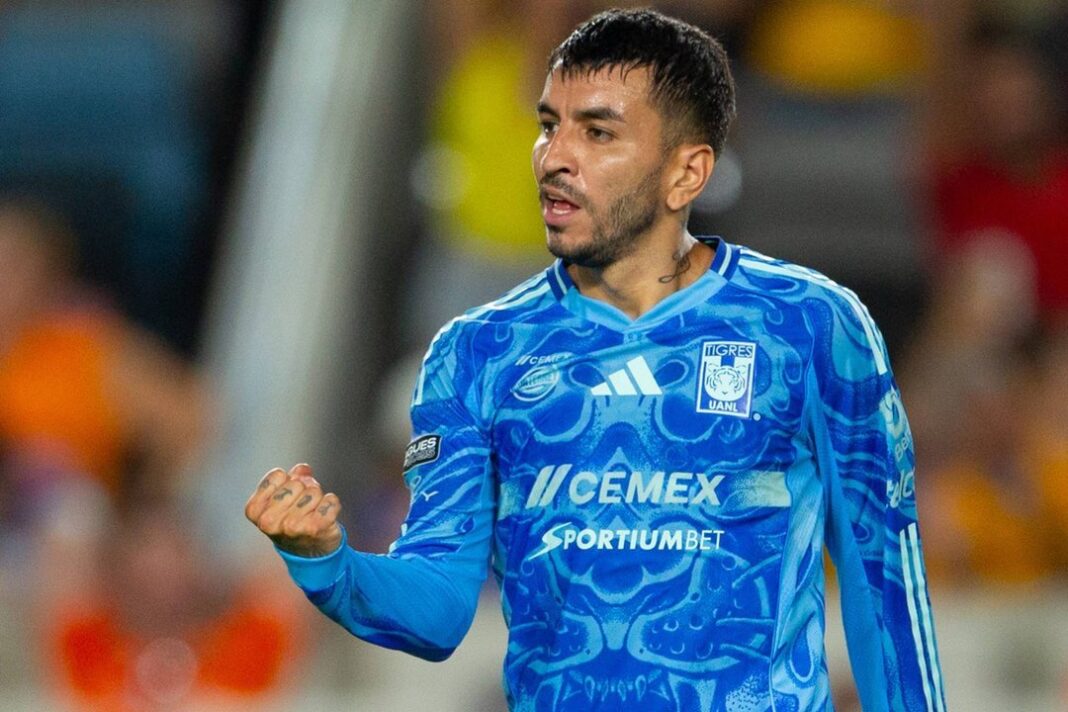 Ángel Correa durante un partido con Tigres