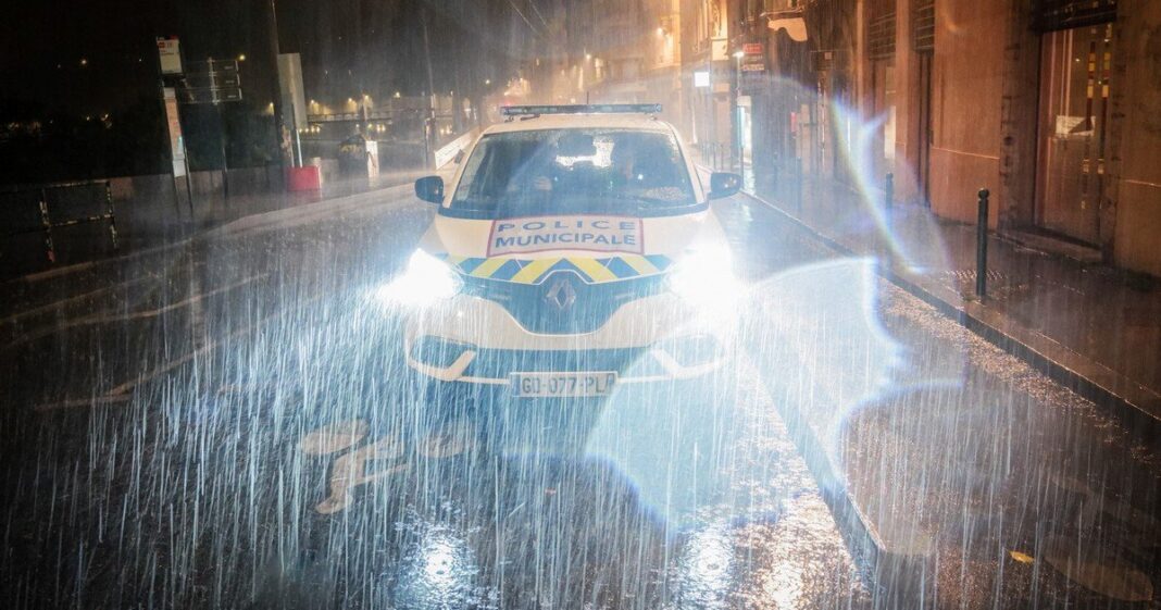 Calle cubierta de granizo tras tormenta en Francia