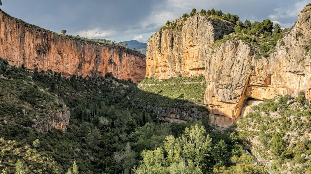 Vista del Parque Natural del Turia con señalización de suelo protegido
