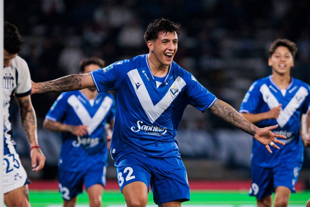 Jugadores de Vélez celebran un gol ante Talleres en el Estadio Mario Alberto Kempes