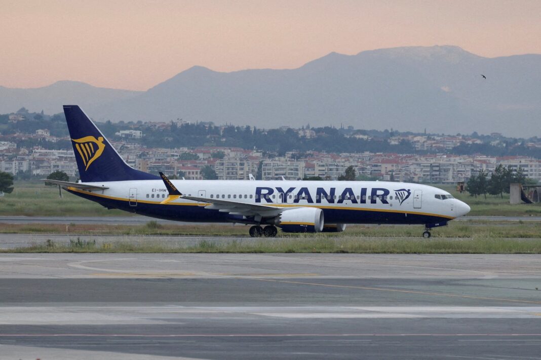Avión de Ryanair en pista de aeropuerto