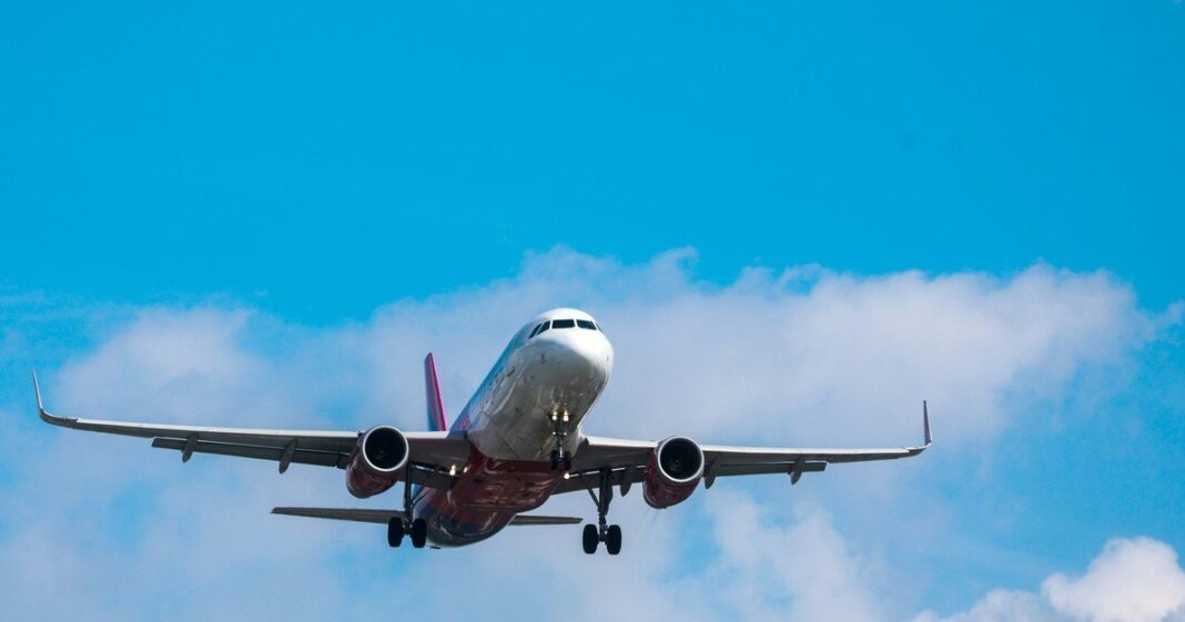 Fila de pasajeros en control fronterizo de aeropuerto europeo