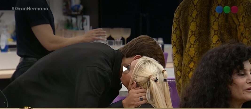Yanina Zilli abraza a su hijo Santino durante el desafío Congelados en Gran Hermano