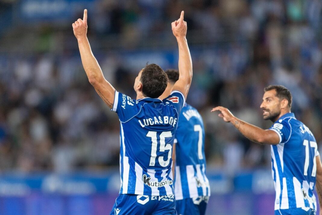 Jugadores del Alavés celebran el gol ante el Villarreal en el estadio de Mendizorroza