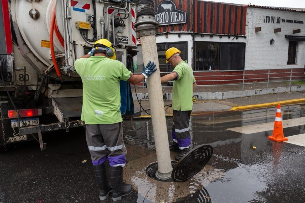 Cuadrilla de limpieza trabajando en la vía pública durante alerta naranja