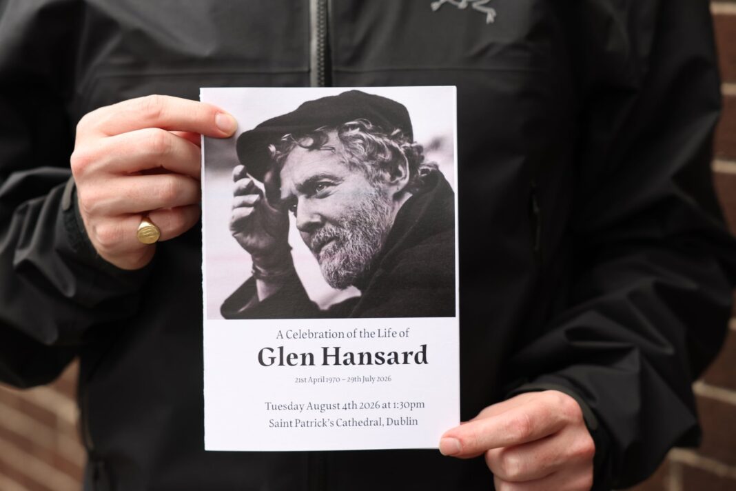 Multitud reunida frente a la Catedral de San Patricio de Dublín durante el funeral de Glen Hansard