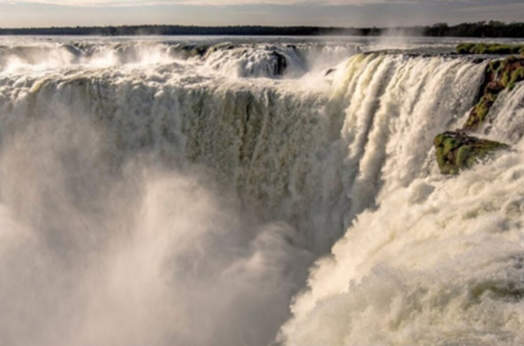 Pasarelas del Parque Nacional Iguazú parcialmente cubiertas por agua