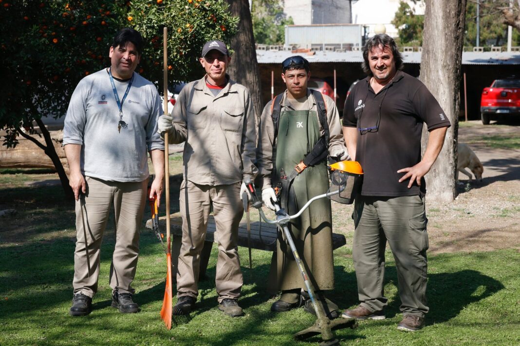 Personas trabajando en mantenimiento de espacios verdes en Córdoba