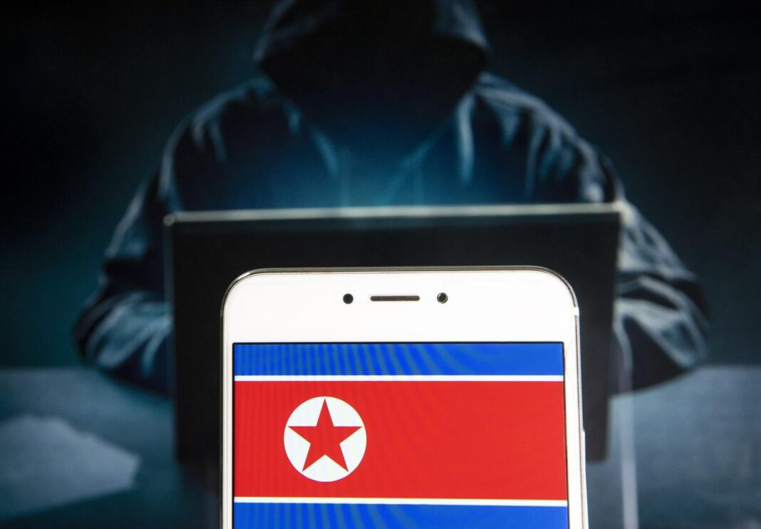 Bandera de Corea del Norte frente a edificio gubernamental