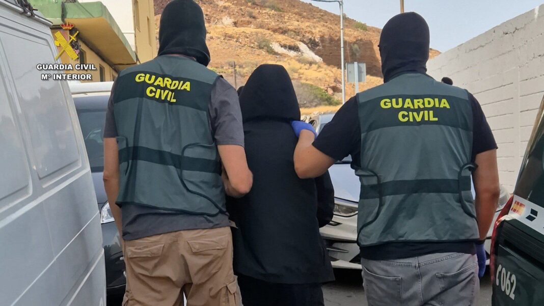Agentes de la Guardia Civil durante la operación en Tenerife