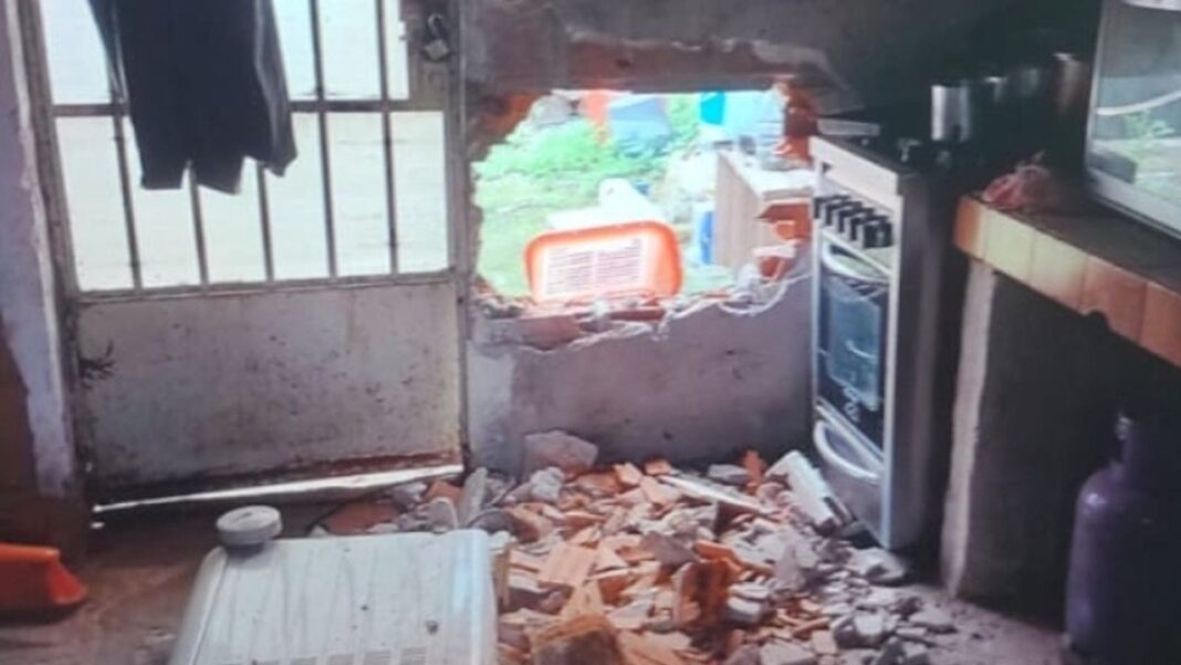 Policía Bonaerense en la puerta de una comisaría