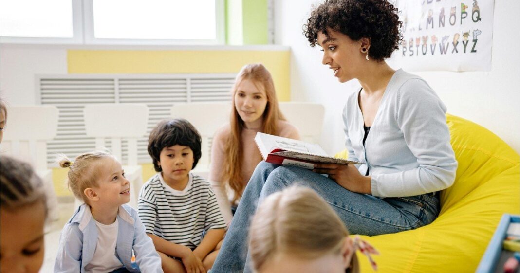 Aula escolar con alumnos y docente