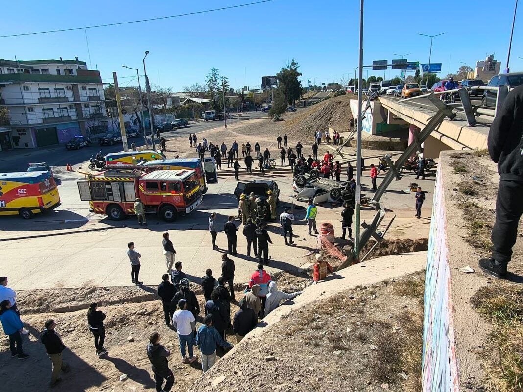 Vehículos accidentados tras caer de un puente en Mendoza