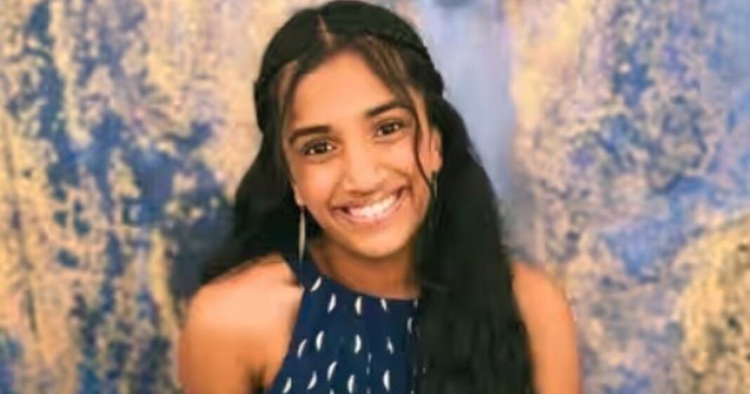 Estudiante Vedika Devarajan sosteniendo su proyecto BananaBaby