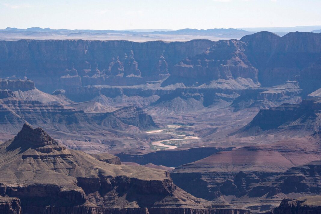 Vista del Gran Cañón con el río Colorado al fondo