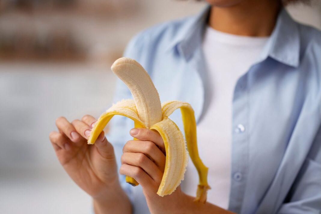 Bananas sobre una mesa