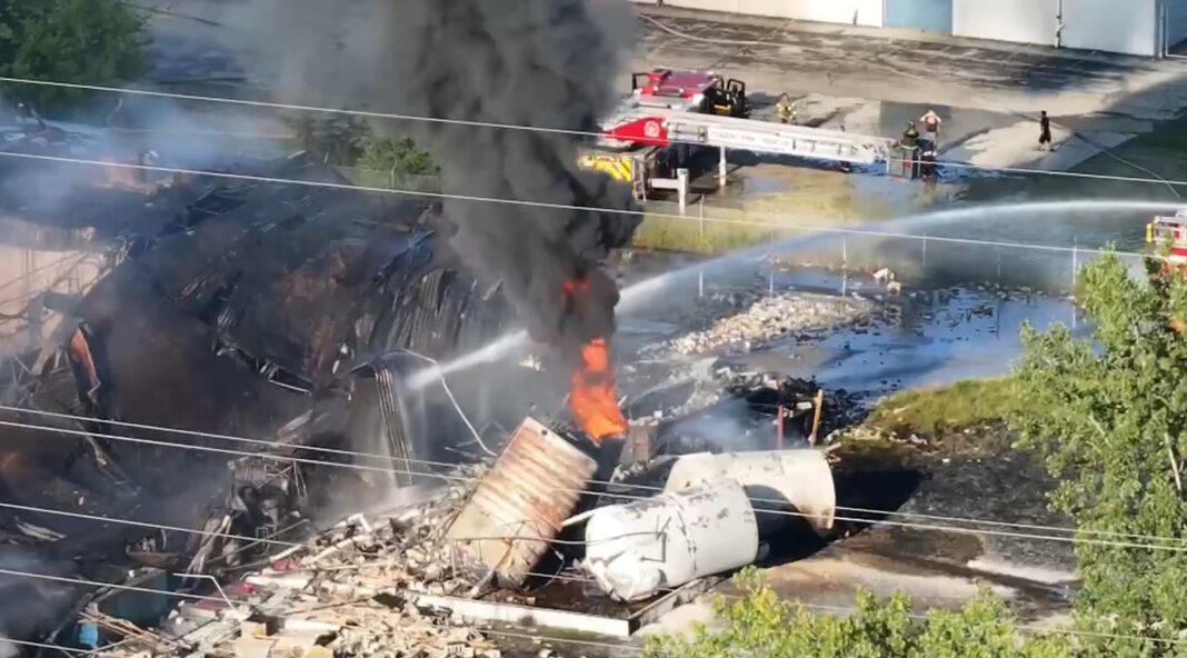 Incendio en planta de reciclaje Brent Industries en Toledo, Ohio