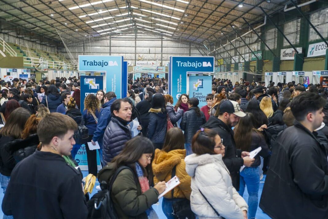Personas en la Expo Empleo Barrial en el microestadio de Ferro