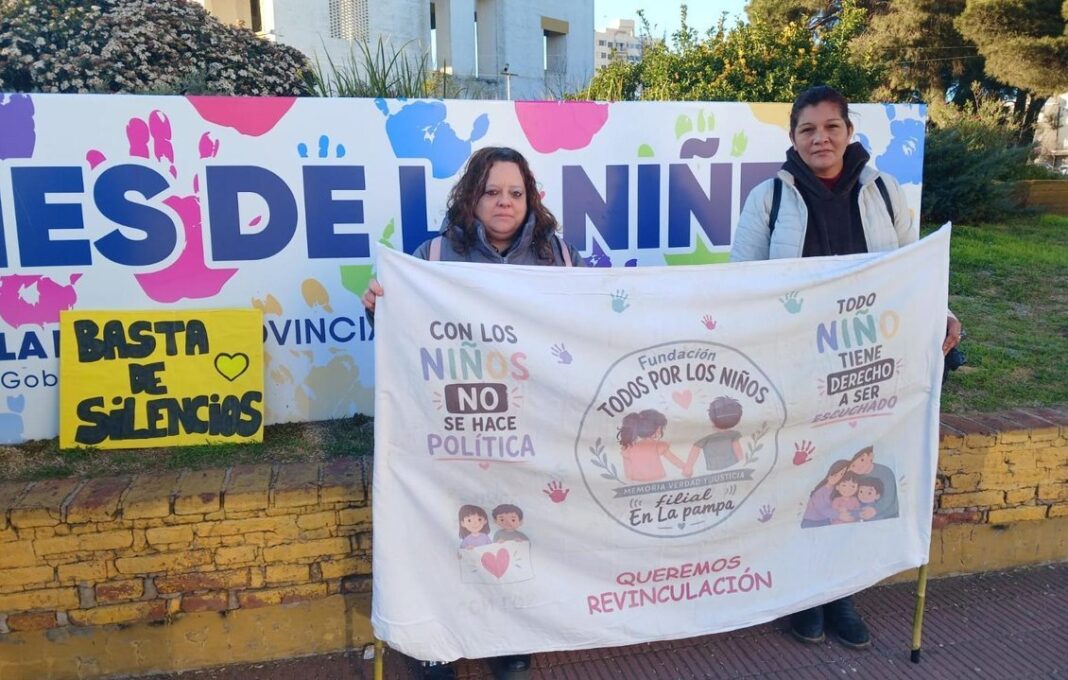 Movilización frente a la Casa de Gobierno de La Pampa por revinculaciones en Niñez