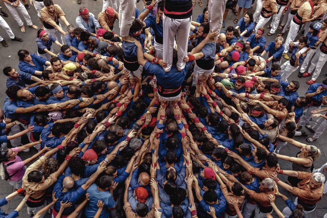 Castellers de la Vila de Gràcia preparando una torre humana durante las Fiestas de Gracia