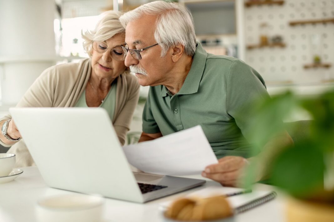Laptop sobre escritorio con etiqueta de precio en dólares