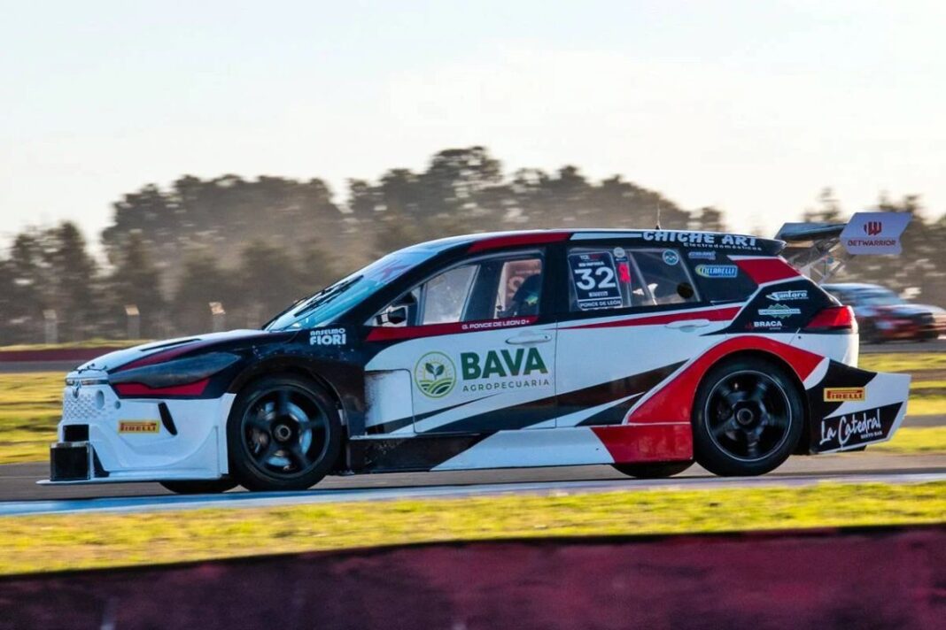 Gabriel Ponce de León en el podio de la final del TC2000 en Toay
