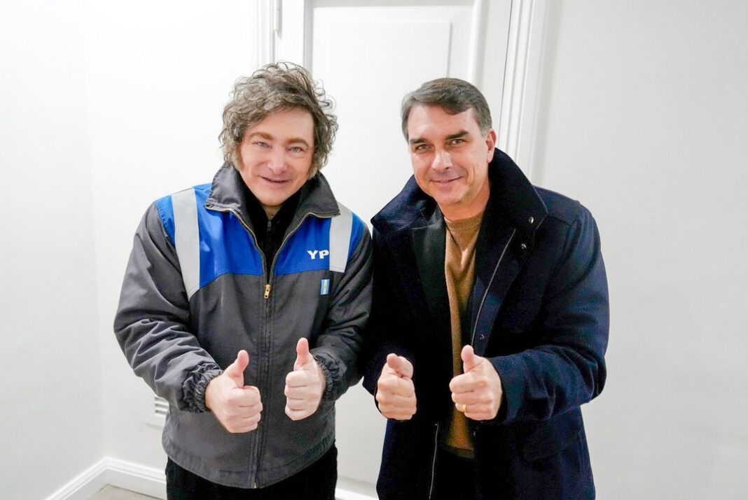 Javier Milei y Flavio Bolsonaro en un acto político