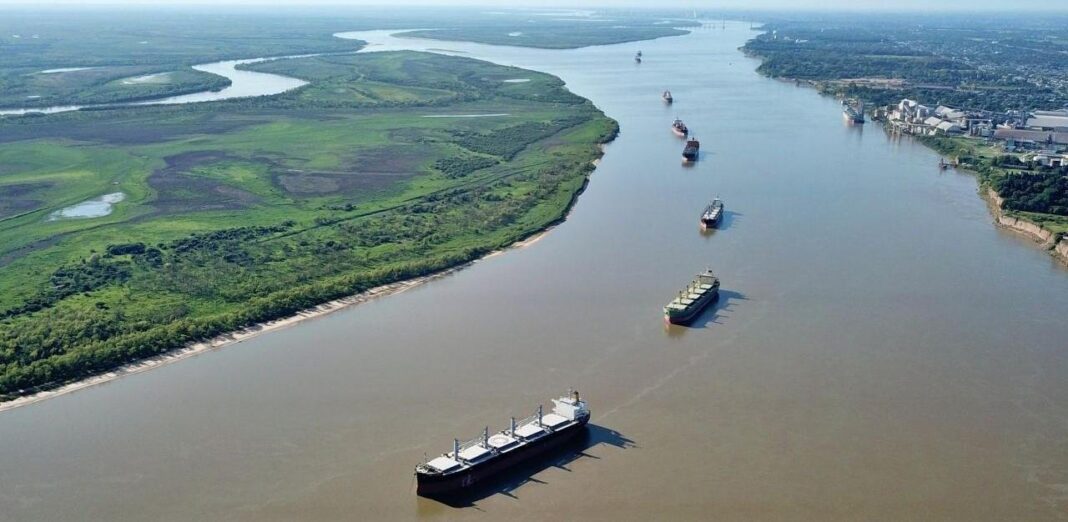 Puerto con embarcaciones y grúas en Argentina