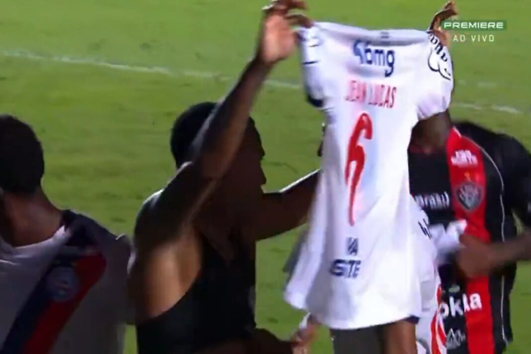 Jean Lucas celebrando un gol frente a la tribuna rival en el clásico entre Bahía y Vitória