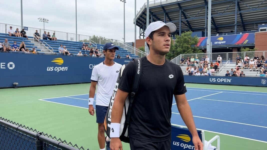 Gonzalo Bueno jugando un partido de tenis en pista dura