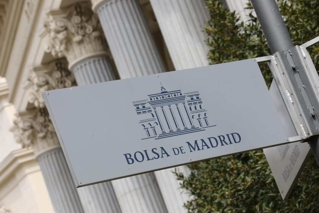 Pantalla con cotización del Ibex 35 en la Bolsa de Madrid