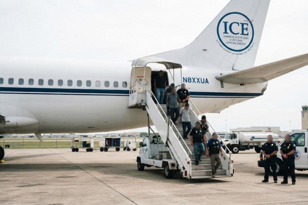 Avión de ICE Air Operations en una pista de aterrizaje