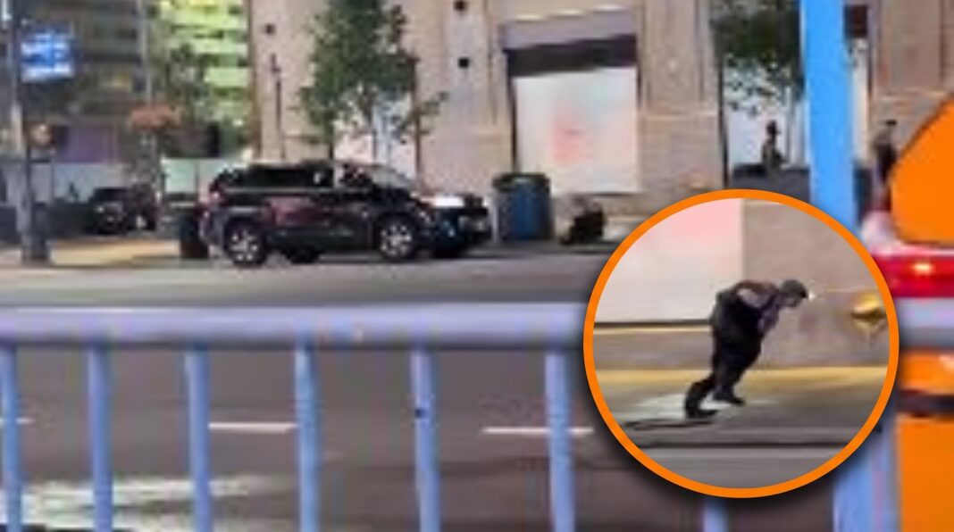 Personas saliendo de una alcantarilla en Manhattan