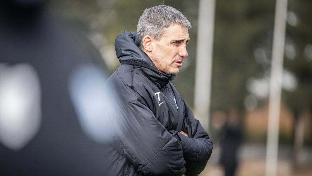 Juan Pablo Vojvoda, entrenador de Racing, durante un partido