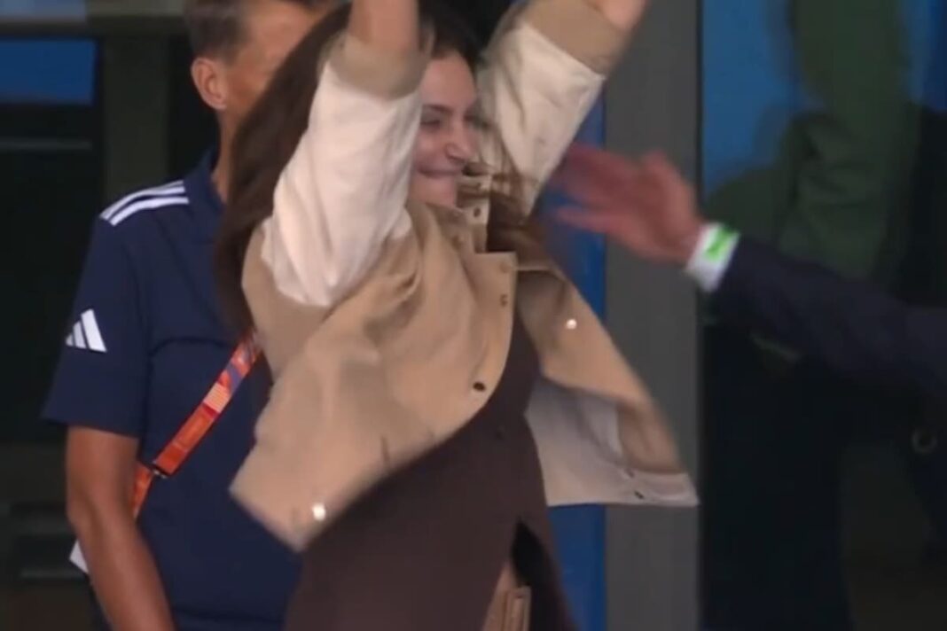 Luciana Aymar celebrando en un palco del Wagener Stadium tras el penal de Sofía Cairó