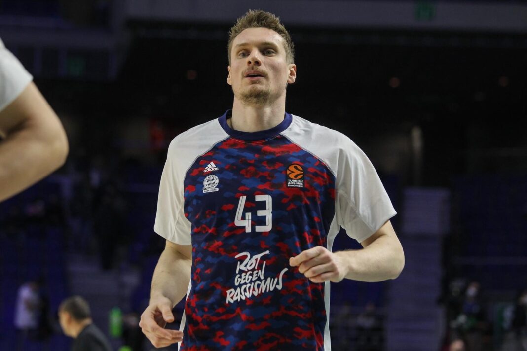 Leon Radosevic durante un partido de baloncesto