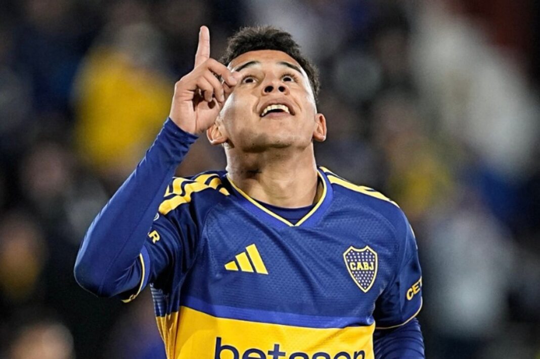 Leonel Flores y Miguel Merentiel celebran un gol en el Estadio Tomás Adolfo Ducó