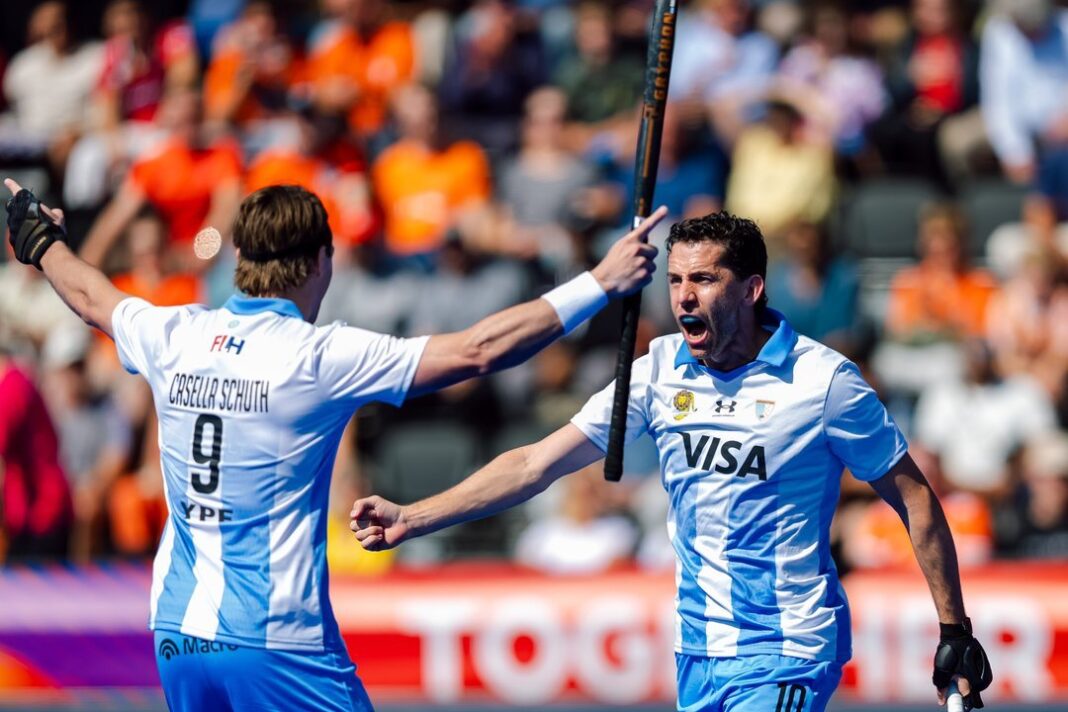 Jugadores de Los Leones en un partido de hockey