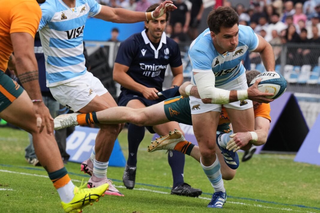 Jugadores de Los Pumas y Australia durante el partido en el estadio 23 de Agosto de Jujuy