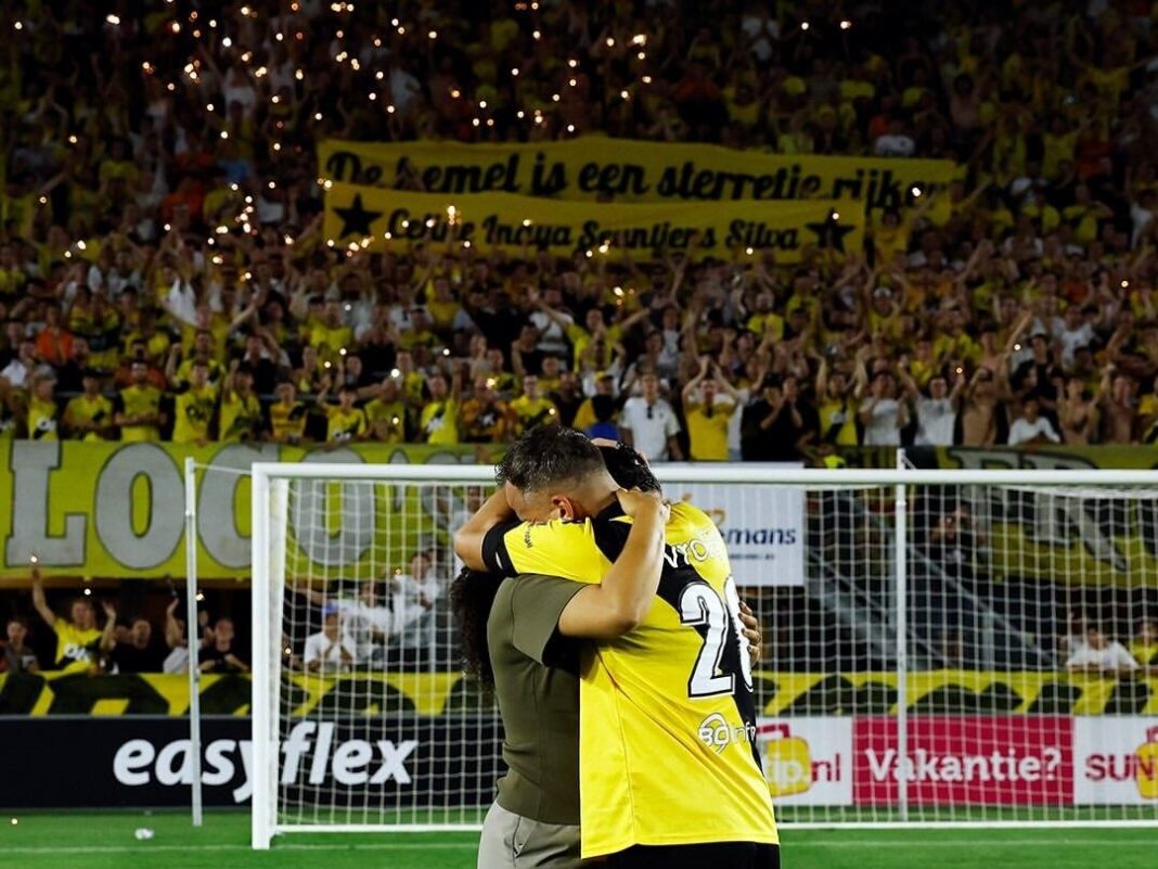 Hinchas del NAC Breda con bengalas amarillas en el estadio Rat Verlegh