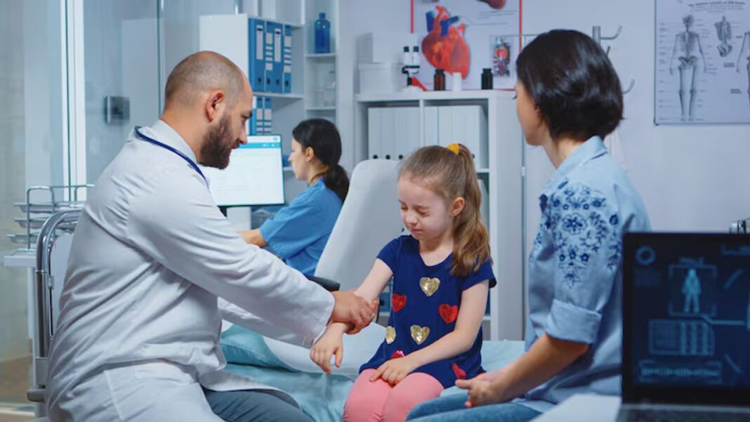 Equipo médico pediátrico realizando procedimiento de medicina intervencionista